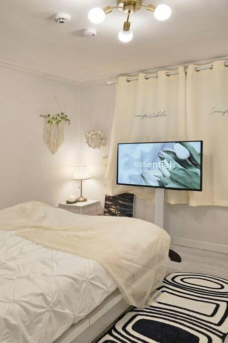 Evermore #sinchon Station 5min #seogang Station 1min Apartment